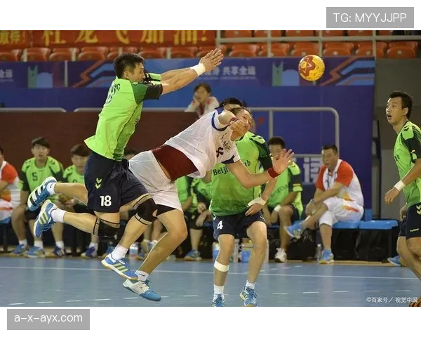 点球主罚前进攻方提前进区,为何有时不判重罚? 点球主罚前进攻方提前进区,为何有时不判重罚?