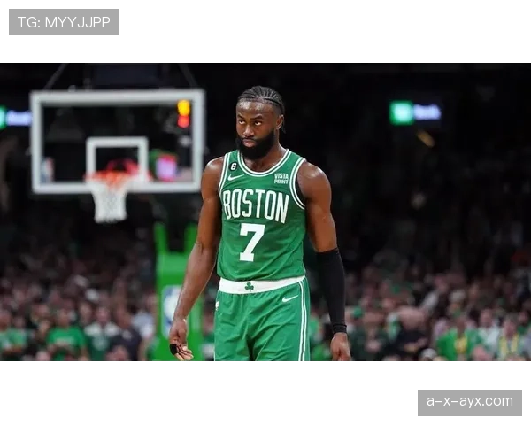 杰伦·布朗突破制造得分机会提升凯尔特人关键时刻攻击力