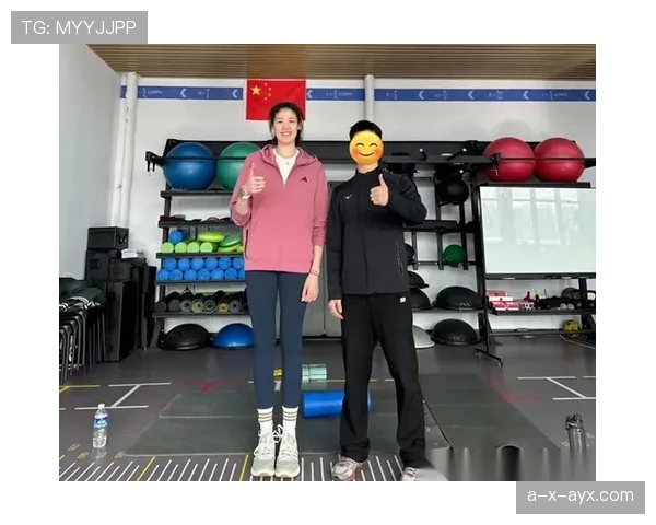 李盈莹训练场上的严肃派，一到机场秒变买买买狂魔，配不上这双手上的钻戒？